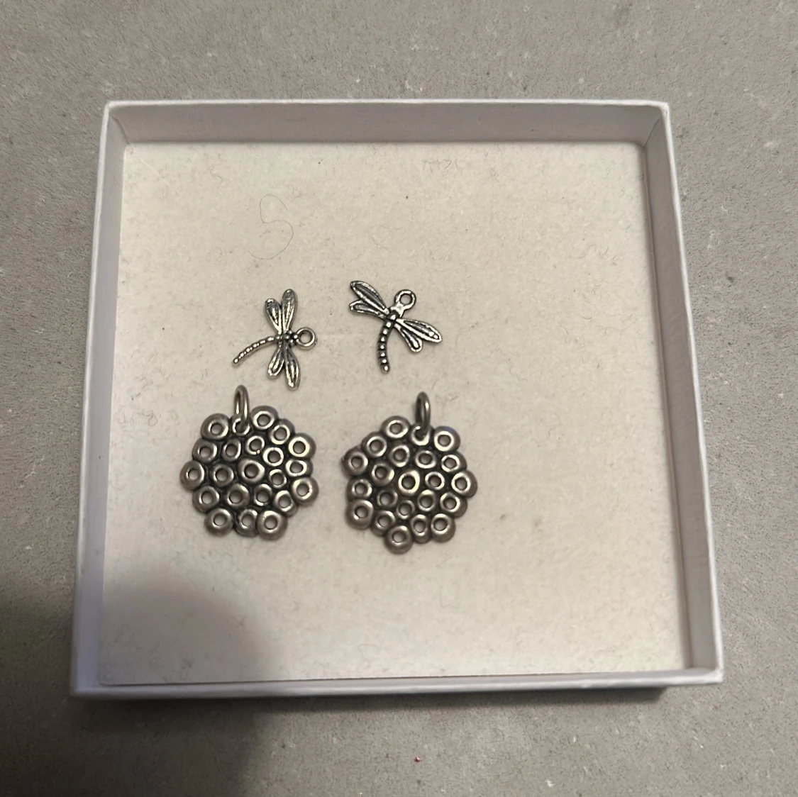 Söta silverörhängen med trollslända och bikakeform