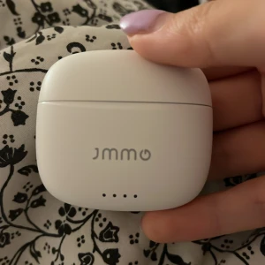 Ear-pods - Helt nya. Bara den vänstra fungerar så det är därför jag säljer billigt. Man kan prata i telefon med dem och håller länge. Köparen står för frakten 🫶🏽