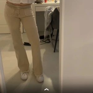 Beige jeans bootcut - Säljer dessa jeans köpte på vinted ! Använda 2 gånger.