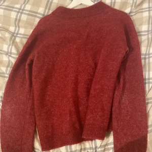 Stickad burgundy tröja - Jätte snygg, kvalitativ stickad tröja. I storlek M men ganska liten i storleken så passar defenitivt XS/S