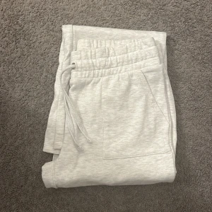 Grå mjukisbyxor - Säljer ett par superbekväma grå mjukisbyxor från lager 157. Bara använda ett par gånger storlek M 