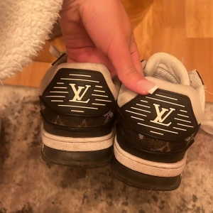 Svartvita sneakers - Säljer ett par snygga svartvita skor mycket bra skick. Perfekt för dig som vill ha stil och komfort i ett! Tyvärr så kommer dem inte till användning.🌸