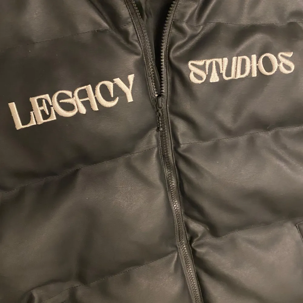 Svart dunjacka från märket Legacy Studios i stl S men passar även som M. Skulle säga att skicket är 10/10, inga skråmor överhuvudtaget! Skriv ifall ni har frågor eller är intresserade, pris kan gå ner vid snabb affär!. Jackor.