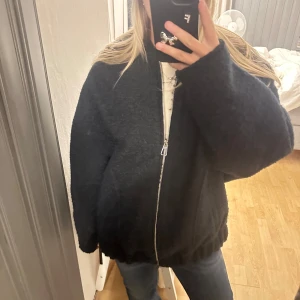 mörkblå Zara jacka - Säljer denna mörkblå jacka från Zara i storlek M-L då den var förstor för mig! skriv vid frågor!🩷🩷