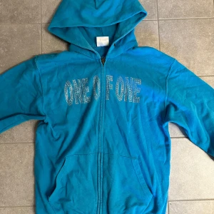 Zip Hoodie från ”one of one” - Tröja från one of one. Näst intill oanvänd, med andra ord bra skick. Storlek S