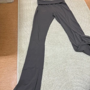 Grå yogapants från Nelly - Säljer ett par grå yogapants från Nelly i storlek S. 