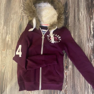 Y2k huvudtröja - Köpt här på plick för ett tag sen, men inte min stil längre, inga defekter. Obs: sista bild lånad🩷