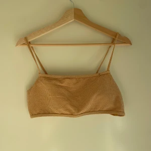 Gul och vit rutig linnetopp - Säljer en superfin gul och vit rutig linnetopp med smala axelband. Perfekt för sommardagar eller en avslappnad dag på stan. Toppen är i bra skick och har en bekväm passform. Passar perfekt till jeans eller shorts!