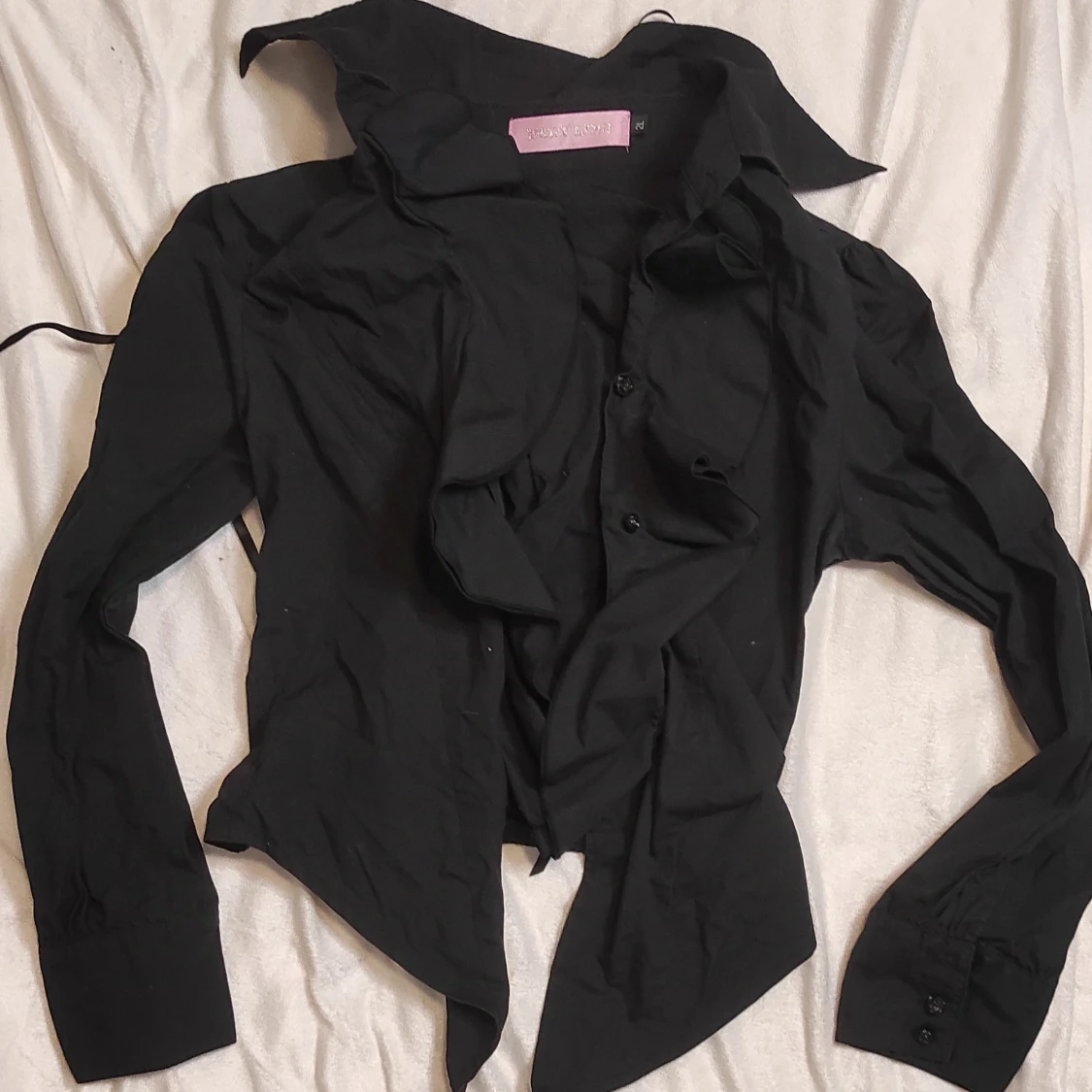 Svart blus med volangdetaljer Lolita/vampyr inspirerad