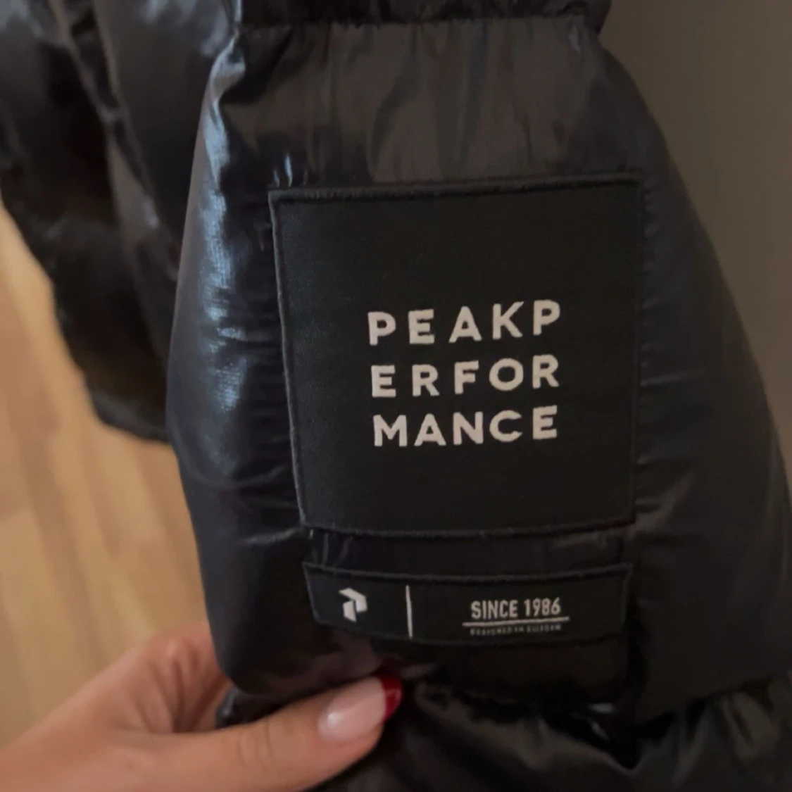 Svart pufferjacka från Peak Performance - 90