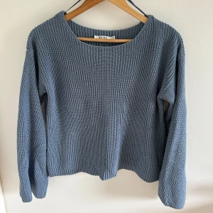 Blå stickad tröja - Säljer en blå stickad tröja från NA-KD i storlek XXS. Den är stor i storleken så passar även XS.  Tröjan har längre ärmar. 