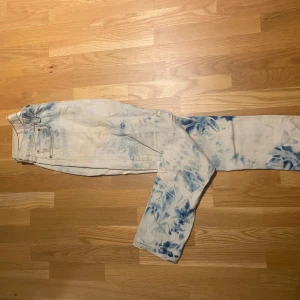 Tie-dye Levis 501 jeans - Säljer ett par unika tie-dye Levis 501 jeans i mörk/ljusblått.De har en klassisk straight fit, med lite egensytt längs benen för bättre passform och är i bra skick. 
