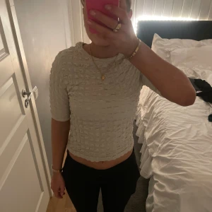 Beige kortärmad topp från Lindex  - Säljer en söt beige topp från Lindex som tyvärr inte komemr till användning🥰