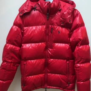 Ralph lauren jacka - Polo Ralph lauren jacka i en fin röd färg Skickat är som nytt! Priset kan diskuteras! Skriv vid frågor eller funderingar😀