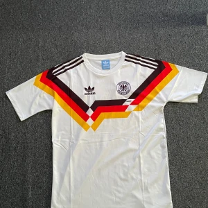 Tyskland tröja  - Säljer Tysklands hemma tröja från VM 1990 då den inte används längre men är i mycket bra skick. Tröjan användes under VM 1990 där Tyskland vann hela tuneringen mot Argentina i final vilket ledde till 3-2 till Tyskland. Den är i storlek L men passar lika bra med M 