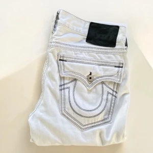 True Religion Ricky QT - Riktigt snygga och sällsynta true religion jeans med en perfekt passform. Längd 112cm. Midja 44cm. Benöppningen 23cm. Inga defekter, hör av dig vid frågor.  TAR TRADES✅✅🙏