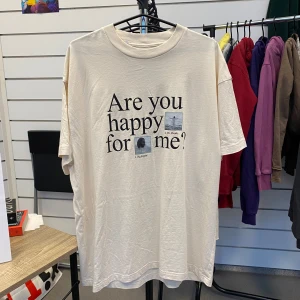 Beige t-shirt med tryck 'Are you happy for me?' - Kendrick tisha som köptes på hans konsert i Stockholm 2022. Inte min storlek tyvärr så har inte kommit till använding tyvärr. Storlek Large.