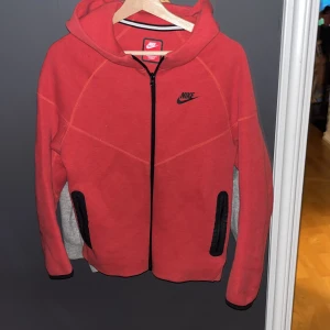 Nike tech fleece  - Fint skick köpt från jdsports för 1200 skriv för minsta fundering och skicka gärna prisförslag fraktar riktigt skön tröja!
