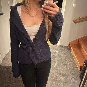 Mörkblå kofta från Odd Molly - Säljer en superfin mörkblå kofta från Odd Molly. Koftan har en knytning framtill och långa armar. Den är helt ny med lappen kvar, köptes på NK. ❤️❤️storlek 1 men skulle säga S-M