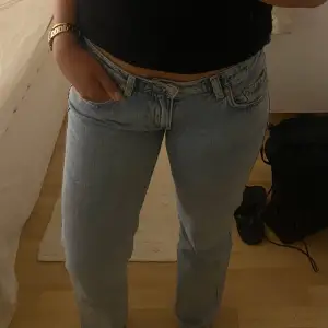 Jeans med ljus tvätt, W27 L32, i mycket bra skick 