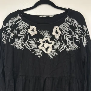 Klänning  - Klänning i storlek S från Zara. 