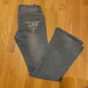 Säljer dessa assnygga lågmidjade jeans då de är lite korta på mig som är 172. Skulle uppskatta till en storlek 36/38 då de är ganska stretchiga. Innerbenslängden är 78cm och midjan rakt över 38cm. 