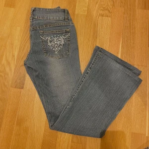 Lågmidjade jeans - Säljer dessa assnygga lågmidjade jeans då de är lite korta på mig som är 172. Skulle uppskatta till en storlek 36/38 då de är ganska stretchiga. Innerbenslängden är 78cm och midjan rakt över 38cm. 