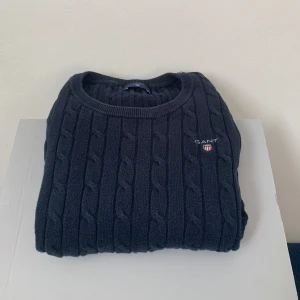 Gant tröja  - Fina Gant tröjor i storlek Small (S). Fint skick, inga konstigheter. Nypris 1600kr. Priset kan diskuteras med snabb affär.  1 tröja för 300kr båda tröjor för 500.