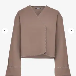 Säljer en superfin beige jacka från Gina. Den har en stilren design med långa ärmar och en unik omlottstängning framtill. Jackan är i nyskick och har en normal passform. Materialet känns mjukt och bekvämt. Helt oanvänd och pris kan diskuteras 