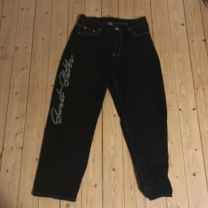 Jeans sweet sktbs  - Jeans med tryck. Använda 1 gång. Storlek S men oversized så gillar du oversized eller har M/L passar dem