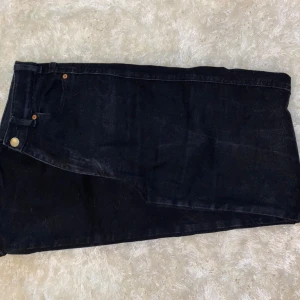 Svarta jeans från Dr. Denim - Säljer ett par svarta jeans från Dr. Denim i modellen Moxy Straight. De är i storlek S, tyvärr något urtvättade vilket syns på bilderna. Perfekta för skolan ju! 🖤