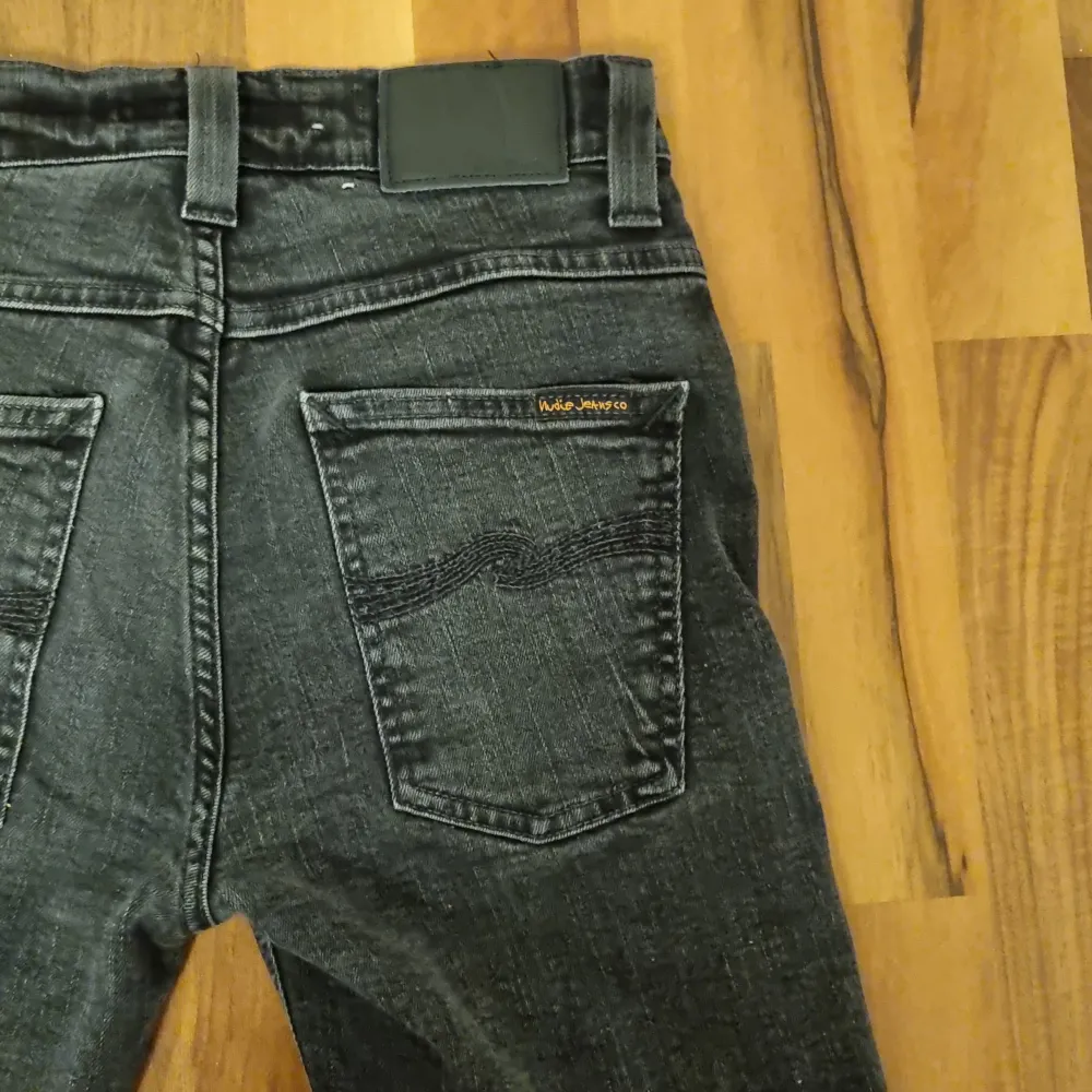 Snygga Nudie jeans av modellen Grim Tim. Skicket är mycket bra 4.5/5. Nypris ca 1600.. Jeans & Byxor.