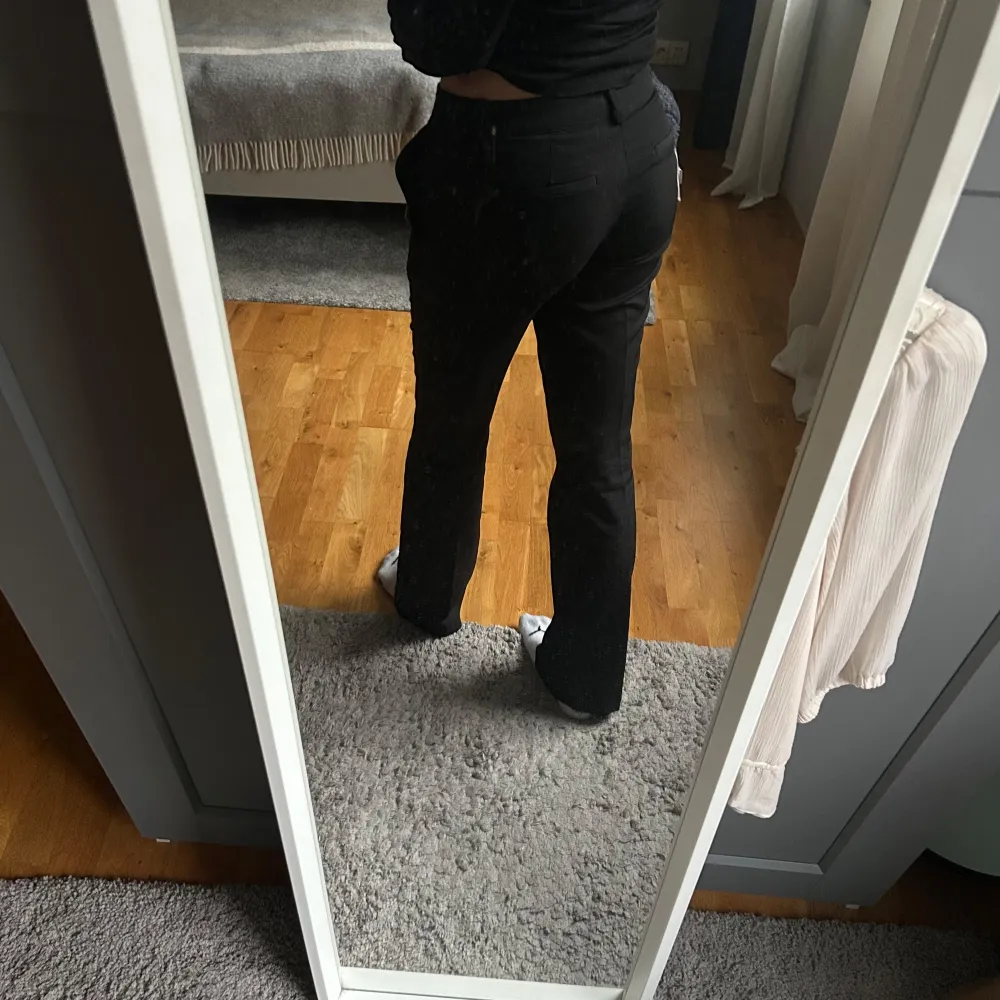 Säljer superfina kostymbyxor från Bikbok i modellen Vera, low waist, storlek 34. Som nya, använda fåtal gånger! 🌸 Tryck inte på köp nu!! . Jeans & Byxor.