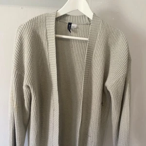 Stickad kofta  - Inga defekter 🎀 storlek xxs men den passar mig som har s passar även mer eftersom den e stor i storlek 