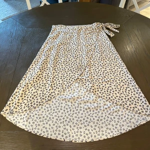 Kjol - Kjolens lager sitter inte fast med varandra men åker inte upp om det blåser ute.🩷