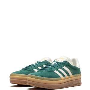 Adidas Gazelle  - Säljer pga att de är för små tyvärr, aldrig använda, strl 40(passar en 39-39,5) Limited Edition  Nypris 2197 Köpta på Farfetch(kvitto finns)