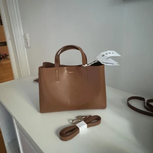 Wera väska - Säljer min helt oanvända väska från Wera🌟 Aldrig använd och har prislapp kvar. Dock har den en defekt som inte syns jätte tydligt (syns på första bilden), men i vissa ljus, som funnits där sedan jag fick den. Nypris 1199kr🥰