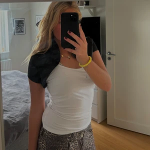 Minibolero  - Så fin minibolero, köpt secondhand så vet ej var den är från 💕 storlek S