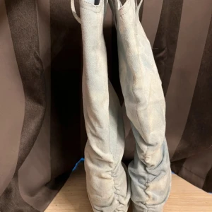 boots i jeans  - Helt oanvända, nypris 550kr  Klackhöjd ca 7cm  Storlek 40 skulle säga mer 38/39