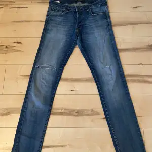 Säljer nu dessa feta jeans av märket Jack & Jones Modell Slim/glenn Storlek 33/34 Väldigt bra skick 