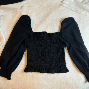 Svart långärmad festtopp - Använd fåtal gånger, storlek XS köparen står för frakten💗