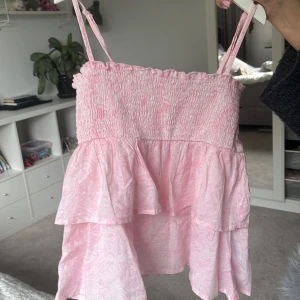 Linne/kjol - Säljer nu denna jättesöta topp från gina Young(går att använda som kjol då man kan ta bort banden). Den är aldrig använd💗💗