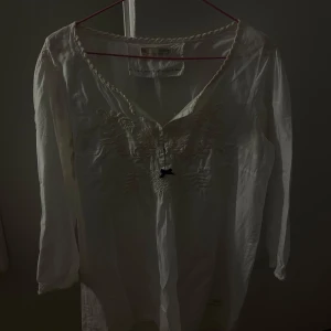 Blus - Vit blus med trekvarts ärm från oddmolly i nyskick. Storlek 3 vilket jag tror motsvarar typ M-L.  