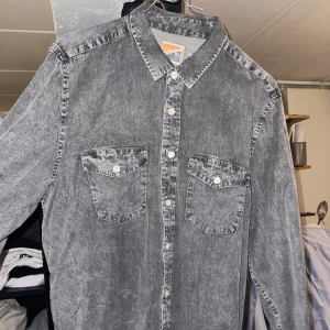 Grå Skjorta - En grå man skjorta i bra skick. Storlek L