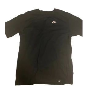 Nike T-shirt - Säljer denna helt oanvända  Nike tröjan då den inte är min storlek och jag letar efter annat den är i utmärkt skick