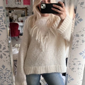 &otherstories - Sååå fin och populär tröja!! Den är i storlek L, men den passar snyggt oversized på mig som brukar ha XS( den är alltså mindre i storleken) 😇😇jättesnygg och varm nu i höst/vinter! pris är alltid diskuterbart☺️