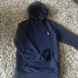 Ralph lauren hoodie - Säljer nu denna riktigt feta Ralph lauren hoodie i storlek S. Den är i färgen blå och den är i princip helt ny. Hör av er angående frågor eller vid funderingar. Pris går att diskuteras 🤩