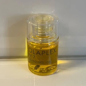 Olaplex Bonding Oil - Säljer denna Olaplex Bonding Oil då den tyvärr inte funkade för mitt hår, men den är väldigt omtyckt av de flesta❤️ Använd några gånger men den är nästan full, liksom bilderna visar🥰 Har tyvärr inte kvar förpackningen.
