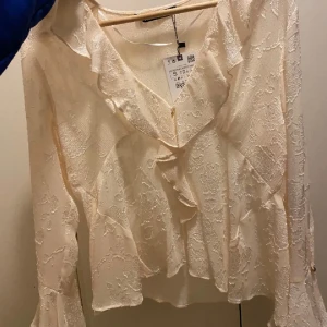 Blus ifrån zara - Använd fåtal gånger (prislappen sitter inte kvar på blusen) använd fåtal gånger.🫶🏻