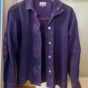 Jacka Ganni - Sjukt snygg mörk lila jeansjacka från Ganni. Köpt ca 2 år sedan på NK, andvänd mycket lite ingen tecken på slitage. Nypris 2200kr 